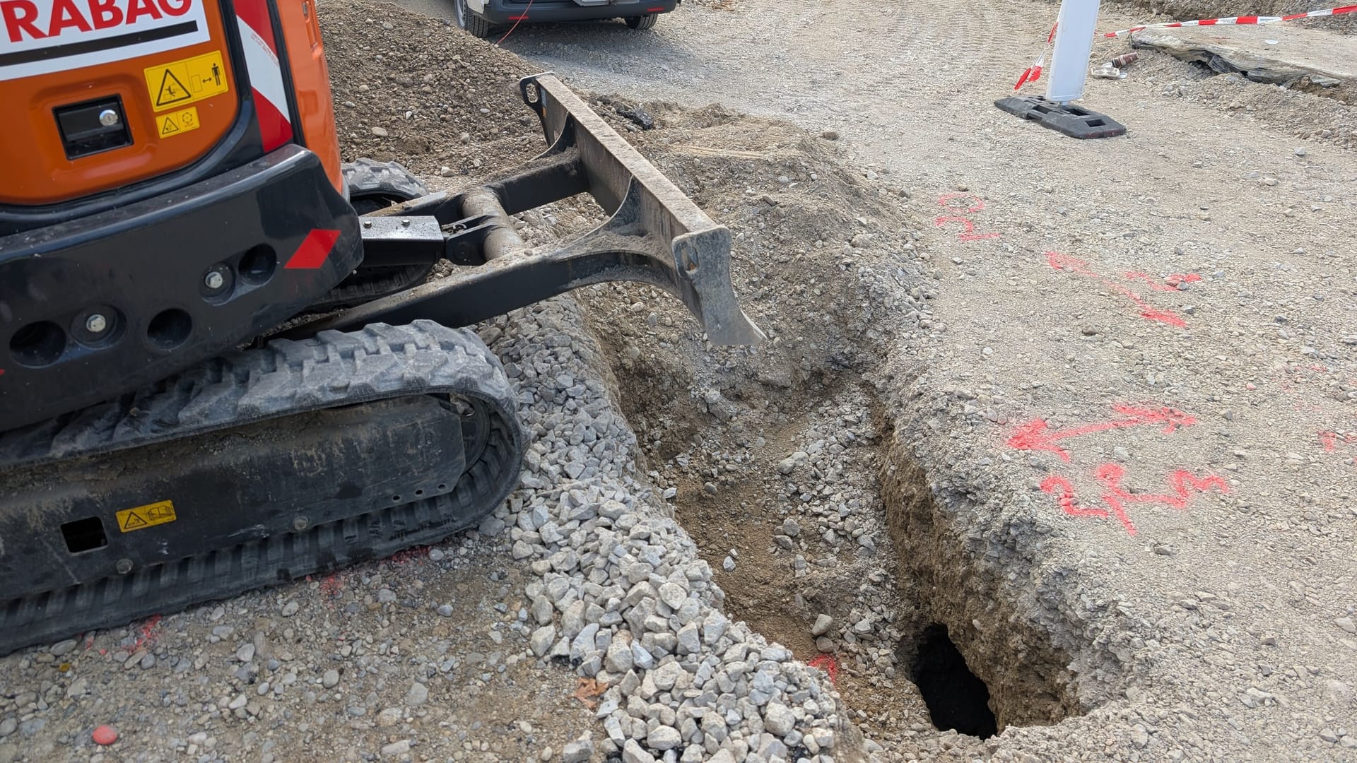 Ein Loch klafft im Boden: Die Stadtwerke haben im Baufeld der Tram-Westtangente Hohlräume im Boden im Bereich des U-Bahnbauwerks in der Gotthardstraße festgestellt. Ein Loch klafft im Boden: Die Stadtwerke haben im Baufeld der Tram-Westtangente Hohlräume im Boden im Bereich des U-Bahnbauwerks in der Gotthardstraße festgestellt.