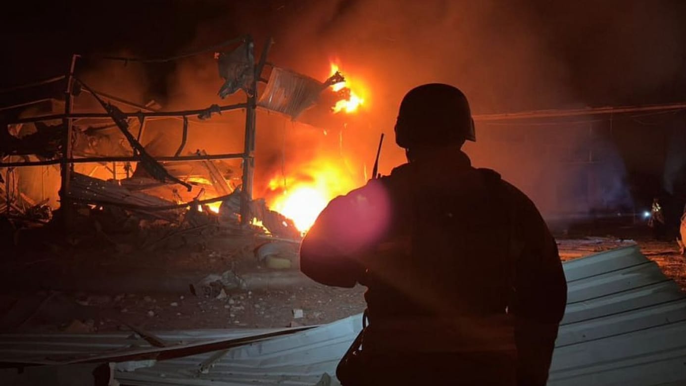 Ein ukrainischer Soldat steht vor dem Ort, an dem eine russische Drohne ein Haus schwer beschädigte. Ein ukrainischer Soldat steht vor dem Ort, an dem eine russische Drohne ein Haus schwer beschädigte.