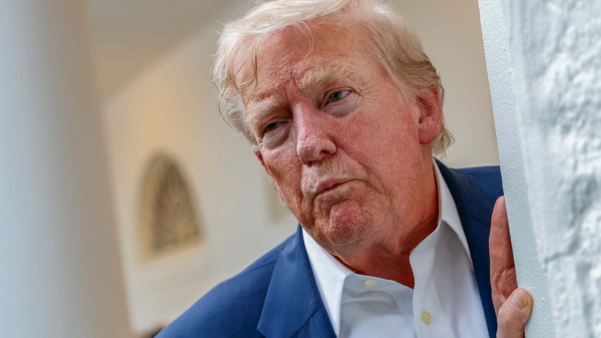 Trump stellt sich im Rosengarten des Weißen Hauses den Fragen von Reportern. Trump stellt sich im Rosengarten des Weißen Hauses den Fragen von Reportern.