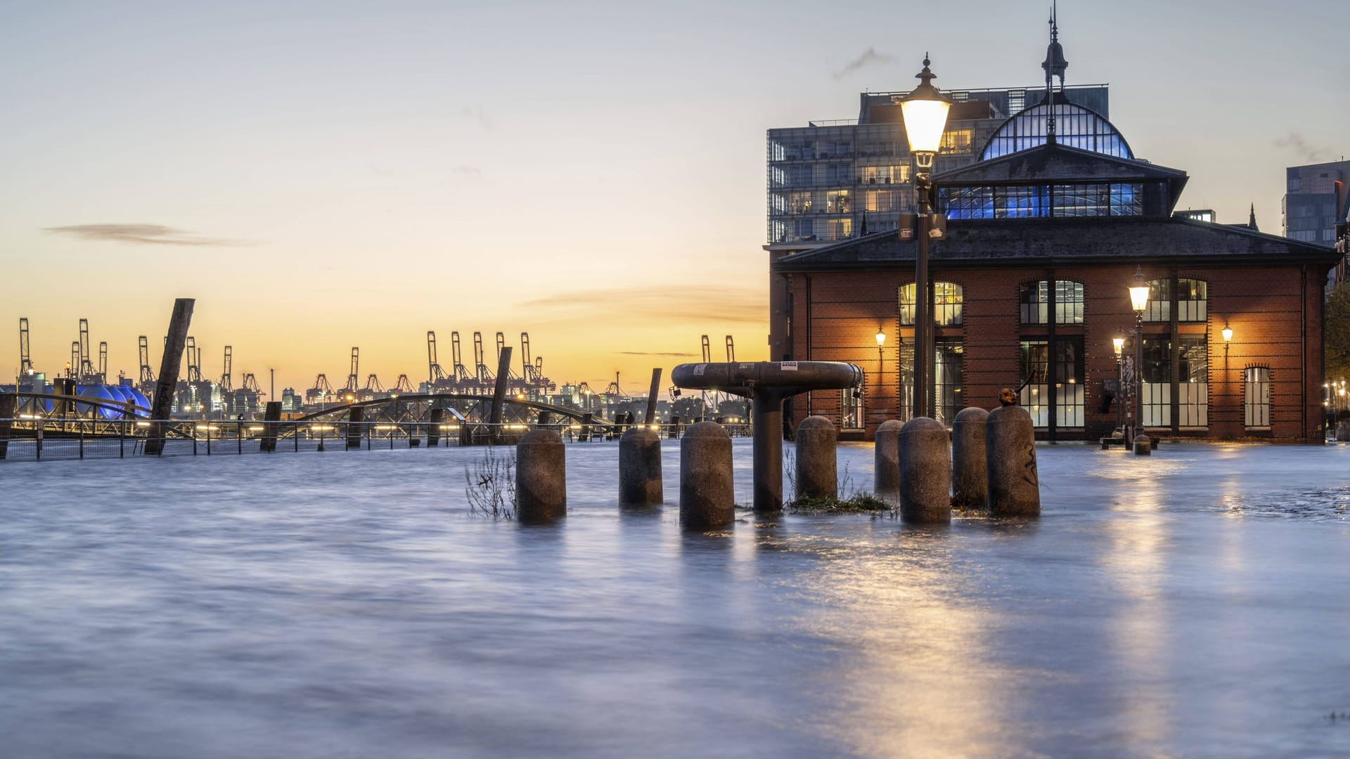 Der Fischmarkt unter Wasser (Archivbild): In Hamburg bleibt das Wetter in den kommenden Tagen frisch und stürmisch.
