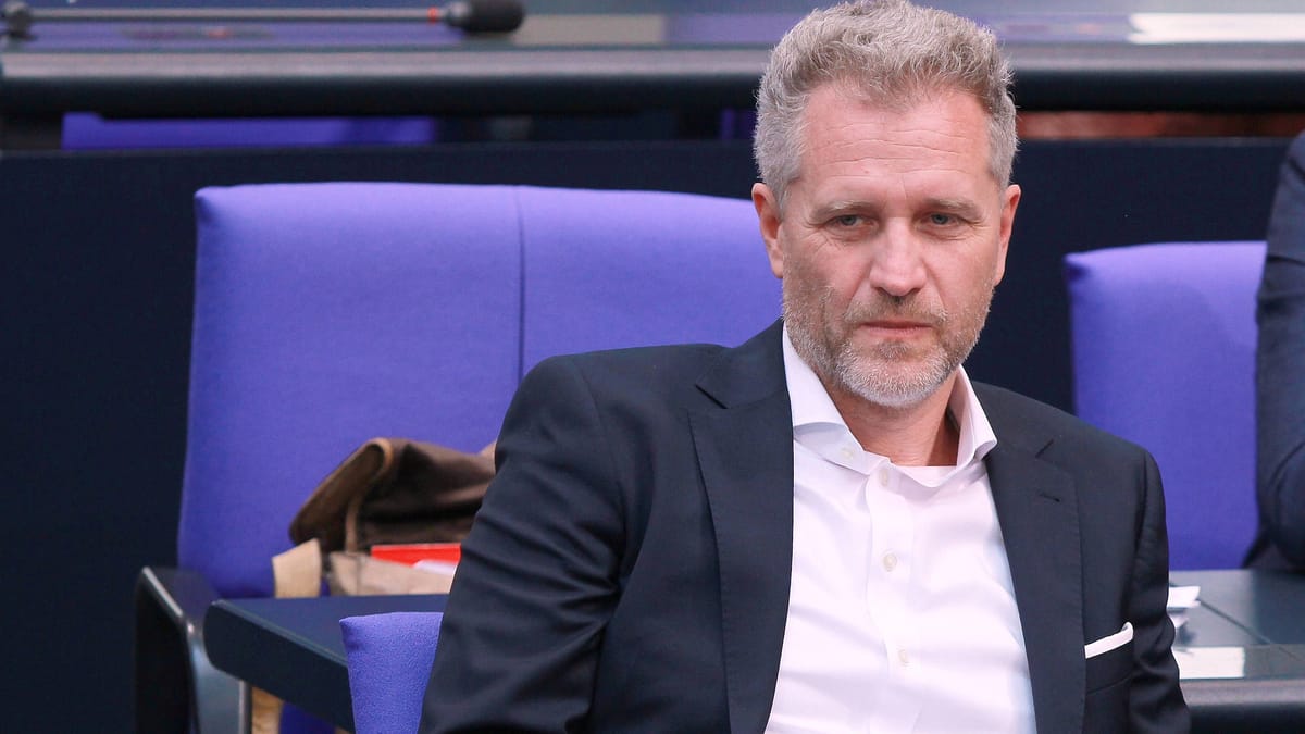 AfD-jev politik Bystron v Münchnu pred sodiščem zaradi fotomontaže