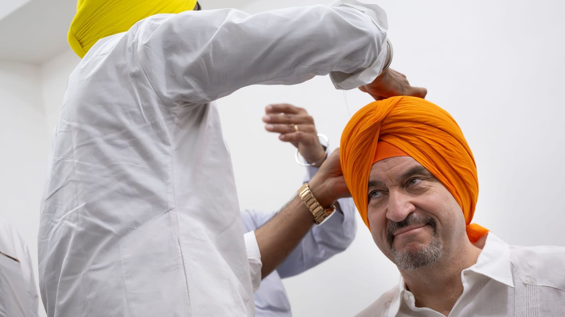 Beim Auslandsbesuch in Indien lässt sich Söder einen Turban anlegen – ein perfektes Fotomotiv für die sozialen Netzwerke. (Archivbild) Beim Auslandsbesuch in Indien lässt sich Söder einen Turban anlegen – ein perfektes Fotomotiv für die sozialen Netzwerke. (Archivbild)