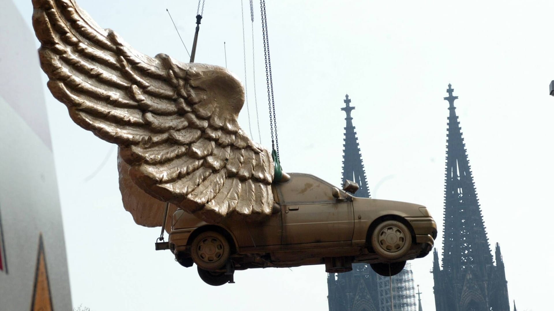 Das "Flügelauto" bei einem Transport (Archivfoto): Das bekannte Kölner Kunstwerk bekommt einen neuen Standort. Das "Flügelauto" bei einem Transport (Archivfoto): Das bekannte Kölner Kunstwerk bekommt einen neuen Standort.