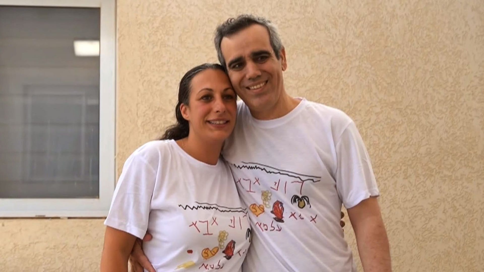 Omri Miran nach seiner Freilassung Arm in Arm mit seiner Frau. Omri Miran nach seiner Freilassung Arm in Arm mit seiner Frau.