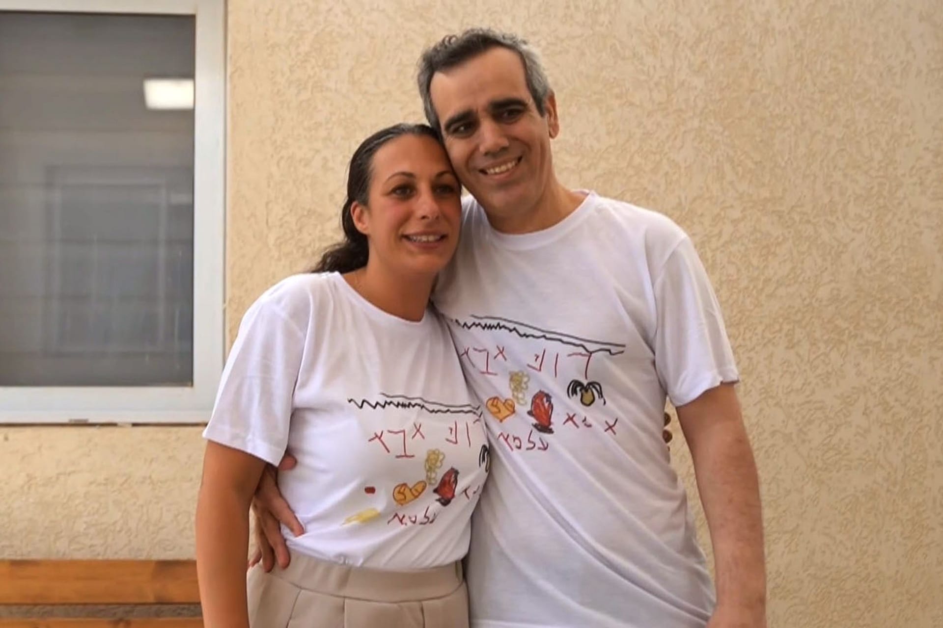 Omri Miran nach seiner Freilassung Arm in Arm mit seiner Frau. Omri Miran nach seiner Freilassung Arm in Arm mit seiner Frau.