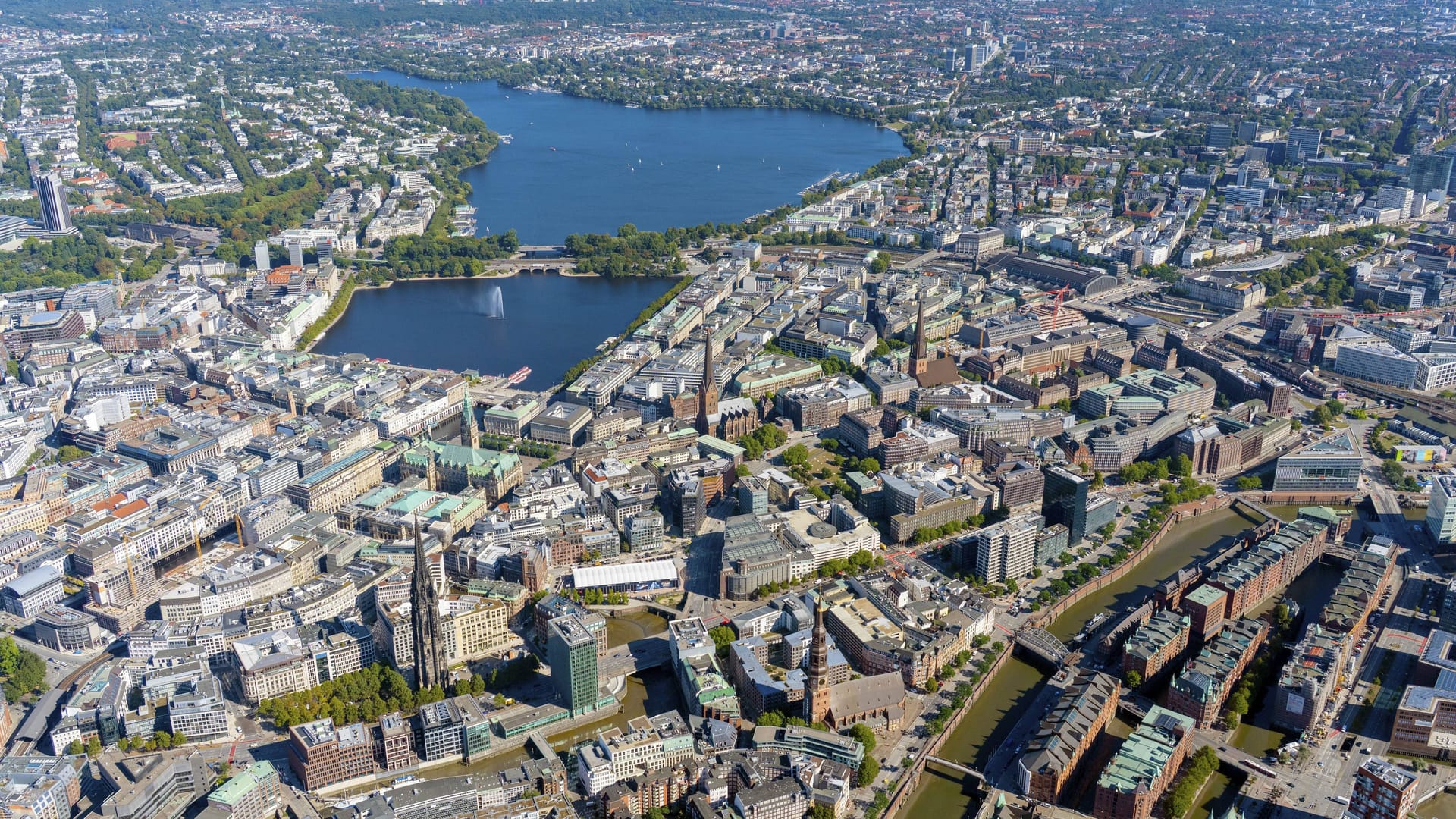 Luftaufnahme von Hamburg (Archivbild): Der Stadtstaat ist zum beliebtesten Bundesland von allen gewählt worden.