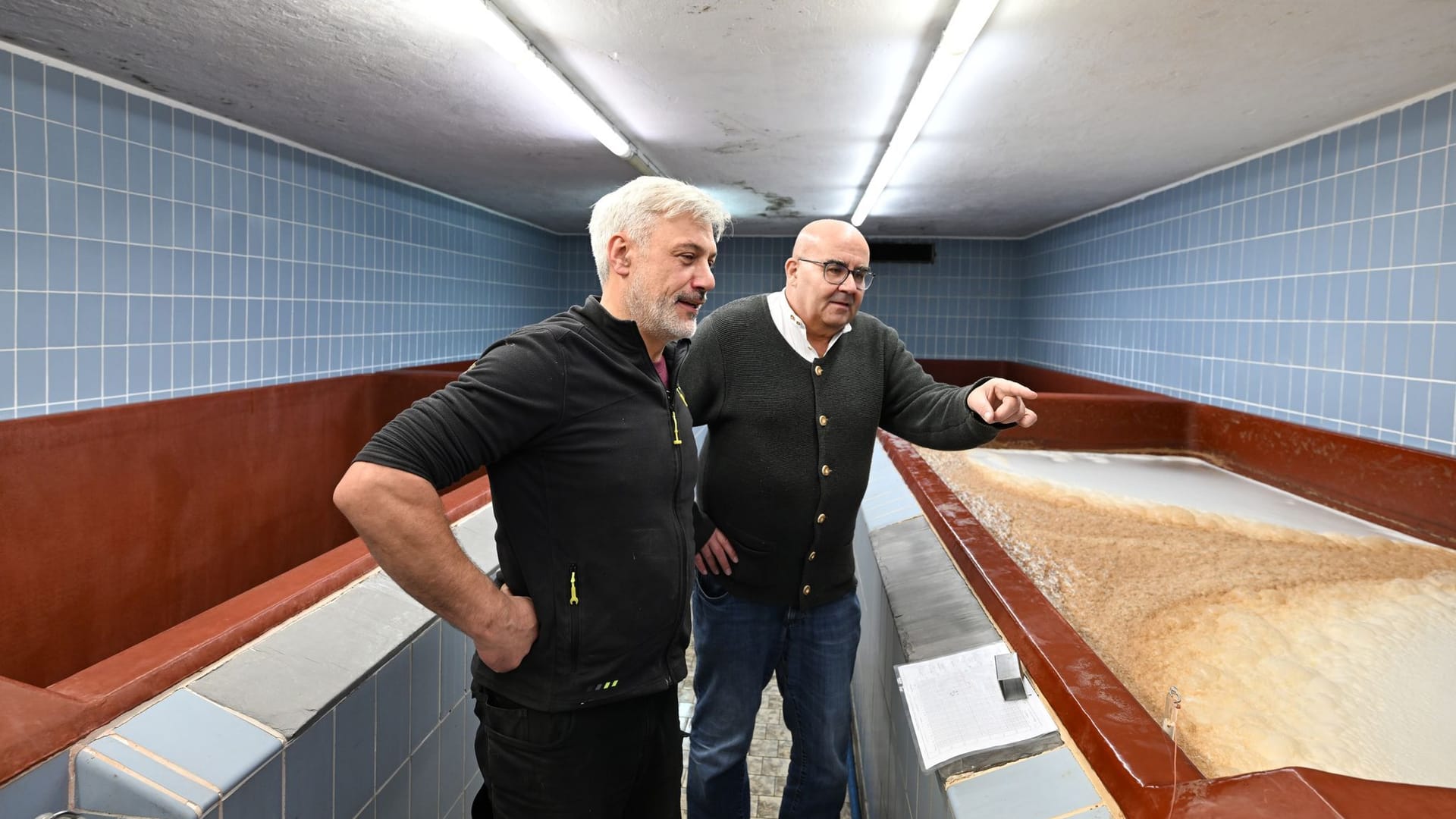 Franz Gassmann und sein Braumeister Armin Sauter (l) stehen im Gärkeller (Archivbild): Die Rechte der Aktionäre sind überschaubar. Sie bekommen zehn Prozent Rabatt auf ihre Einkäufe. Franz Gassmann und sein Braumeister Armin Sauter (l) stehen im Gärkeller (Archivbild): Die Rechte der Aktionäre sind überschaubar. Sie bekommen zehn Prozent Rabatt auf ihre Einkäufe.