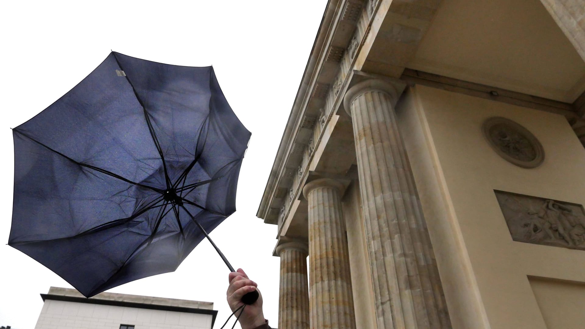 Eine Person hält einen Regenschirm (Archivbild): In Berlin und Brandenburg kann es stürmisch werden. Eine Person hält einen Regenschirm (Archivbild): In Berlin und Brandenburg kann es stürmisch werden.