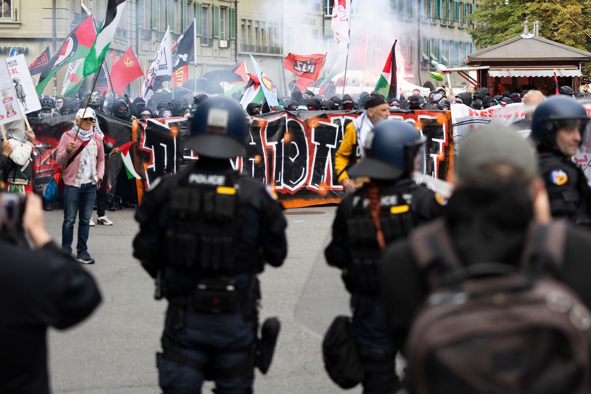 Menschen halten Transparente und schwenken palästinensische Fahnen während einer unbewilligten Solidaritätskundgebung mit dem palästinensischen Volk.
