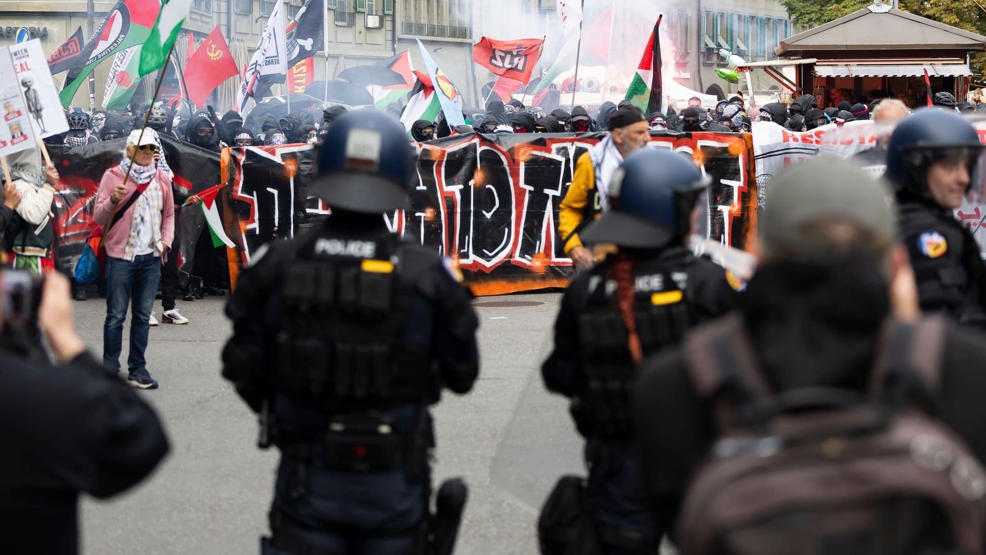 Menschen halten Transparente und schwenken palästinensische Fahnen während einer unbewilligten Solidaritätskundgebung mit dem palästinensischen Volk.