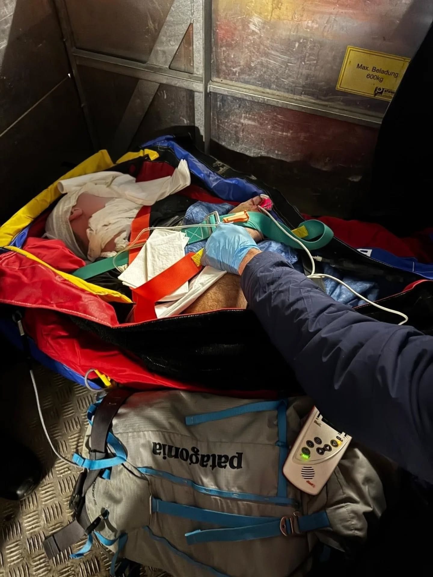 Ein verletzter Gast der Party wird mit einer Materialbahn von der Berghütte abtransportiert. Ein verletzter Gast der Party wird mit einer Materialbahn von der Berghütte abtransportiert.