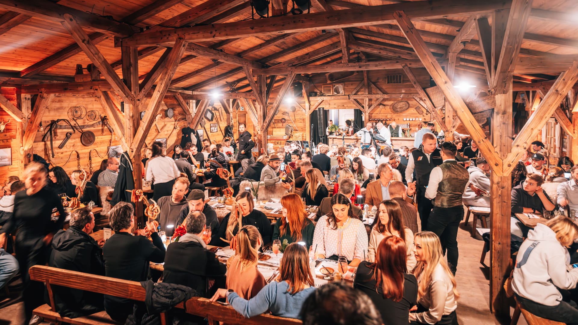 Wer nach einem Platz für seine Weihnachtsfeier sucht, wird in den Hütten der Winterworld fündig. Wer nach einem Platz für seine Weihnachtsfeier sucht, wird in den Hütten der Winterworld fündig.