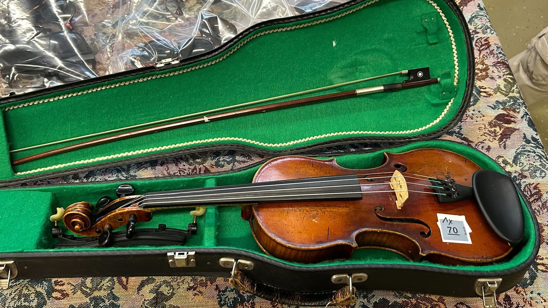 Jemand hat eine Geige verloren: Nun geht sie für 90 Euro an einen neuen Besitzer. Jemand hat eine Geige verloren: Nun geht sie für 90 Euro an einen neuen Besitzer.