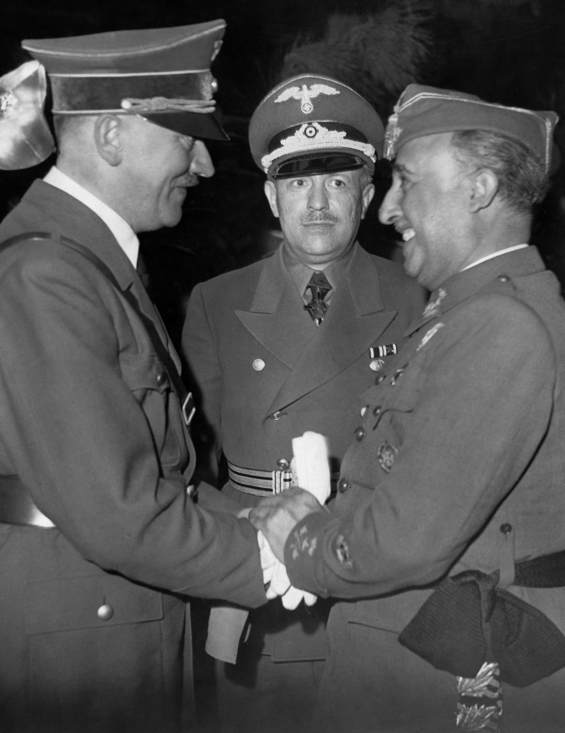 Adolf Hitler (l.) und der spanische Diktator Francisco Franco (r.) schütteln sich die Hände. Adolf Hitler (l.) und der spanische Diktator Francisco Franco (r.) schütteln sich die Hände.