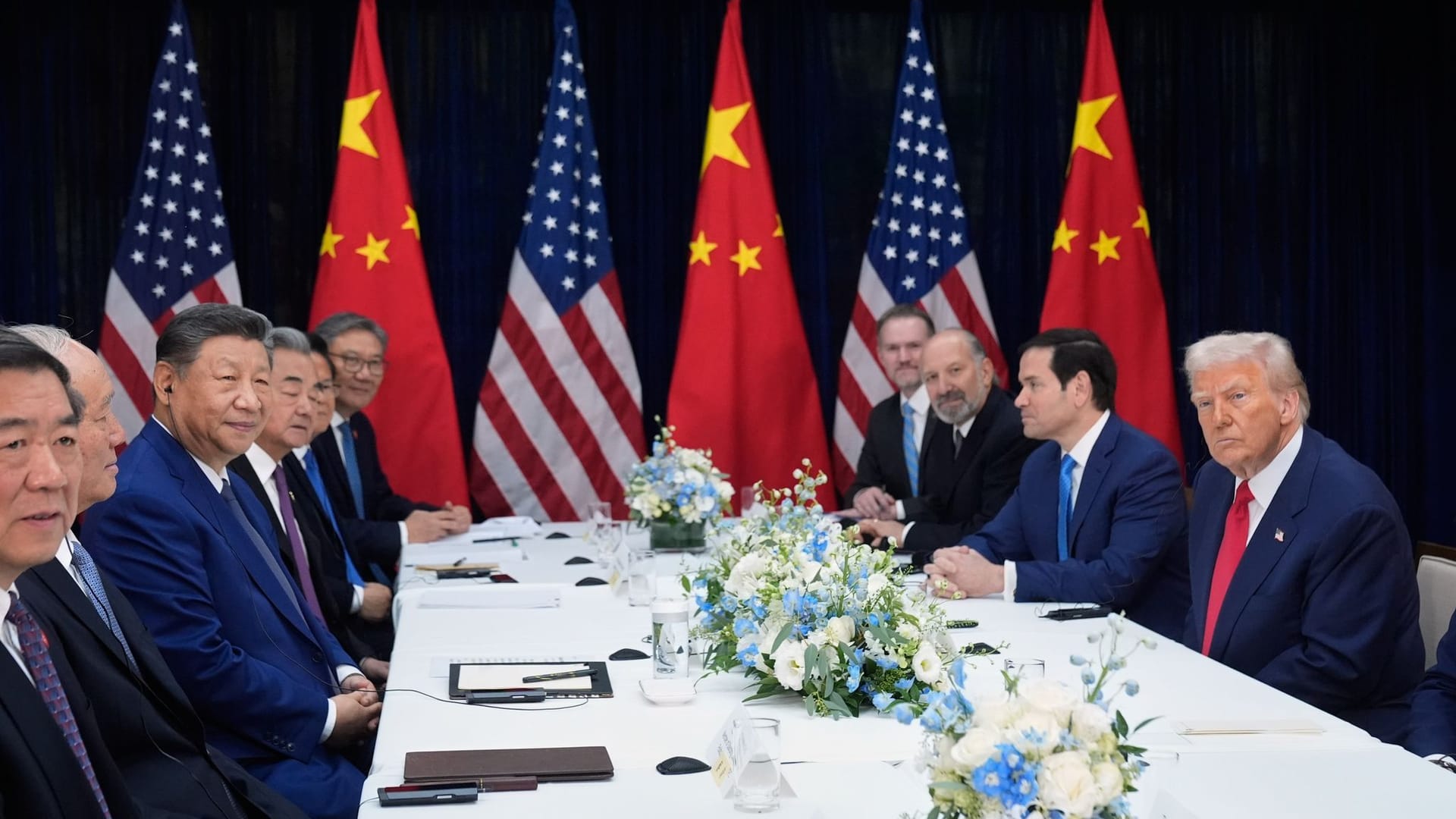 US-Präsident Donald Trump (r) und der chinesische Präsident Xi Jinping (3.v.l) mit ihrer Delegation bei den Gesprächen in Busan.