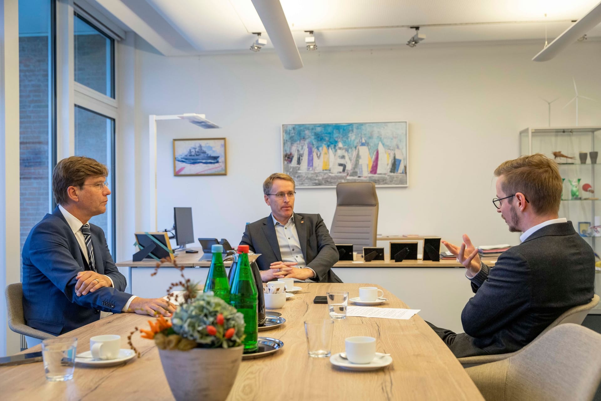 Daniel Günther (M.) mit den t-online-Reportern Christoph Schwennicke (l.) und Johannes Bebermeier im Gespräch in seinem Büro. Daniel Günther (M.) mit den t-online-Reportern Christoph Schwennicke (l.) und Johannes Bebermeier im Gespräch in seinem Büro.