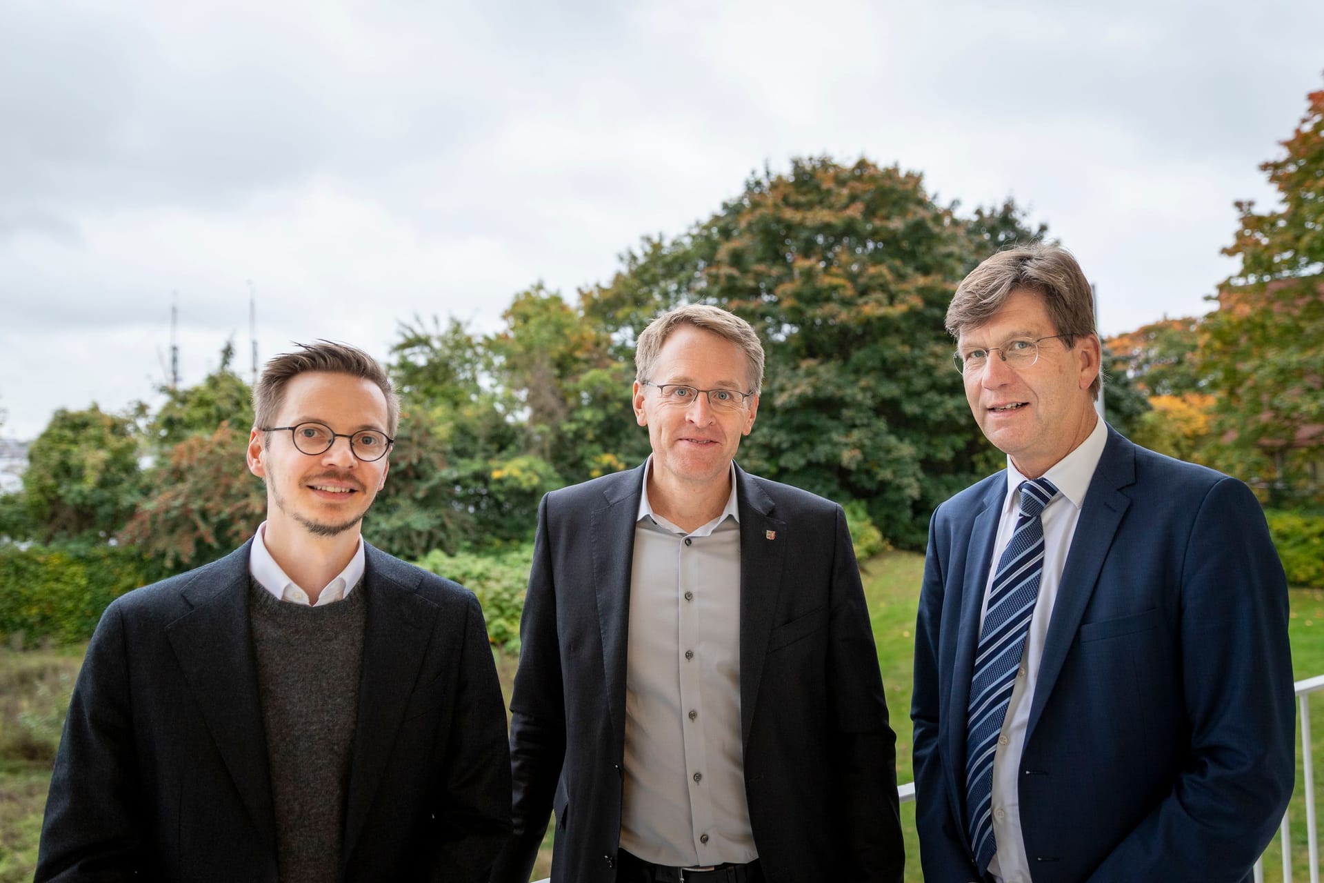 Daniel Günther (M.) mit den t-online-Reportern Johannes Bebermeier (l.) und Christoph Schwennicke. Daniel Günther (M.) mit den t-online-Reportern Johannes Bebermeier (l.) und Christoph Schwennicke.