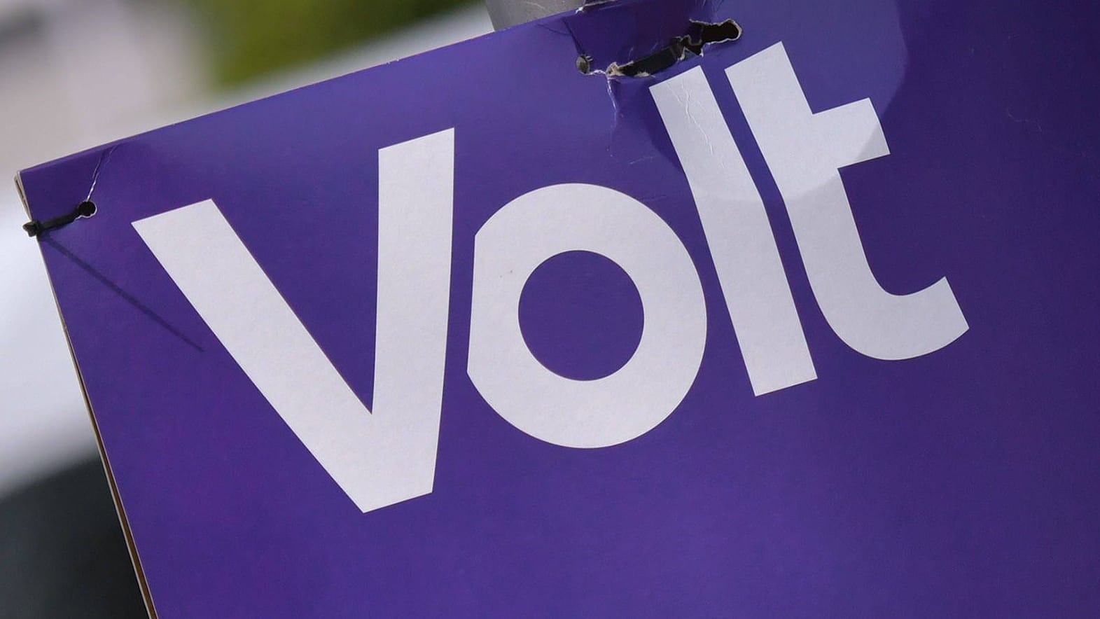 Das Logo von Volt auf einem Wahlplakat (Archivbild): In Köln hat die Partei bei der Kommunalwahl einen weiteren Sitz im Stadtrat ergattern können.