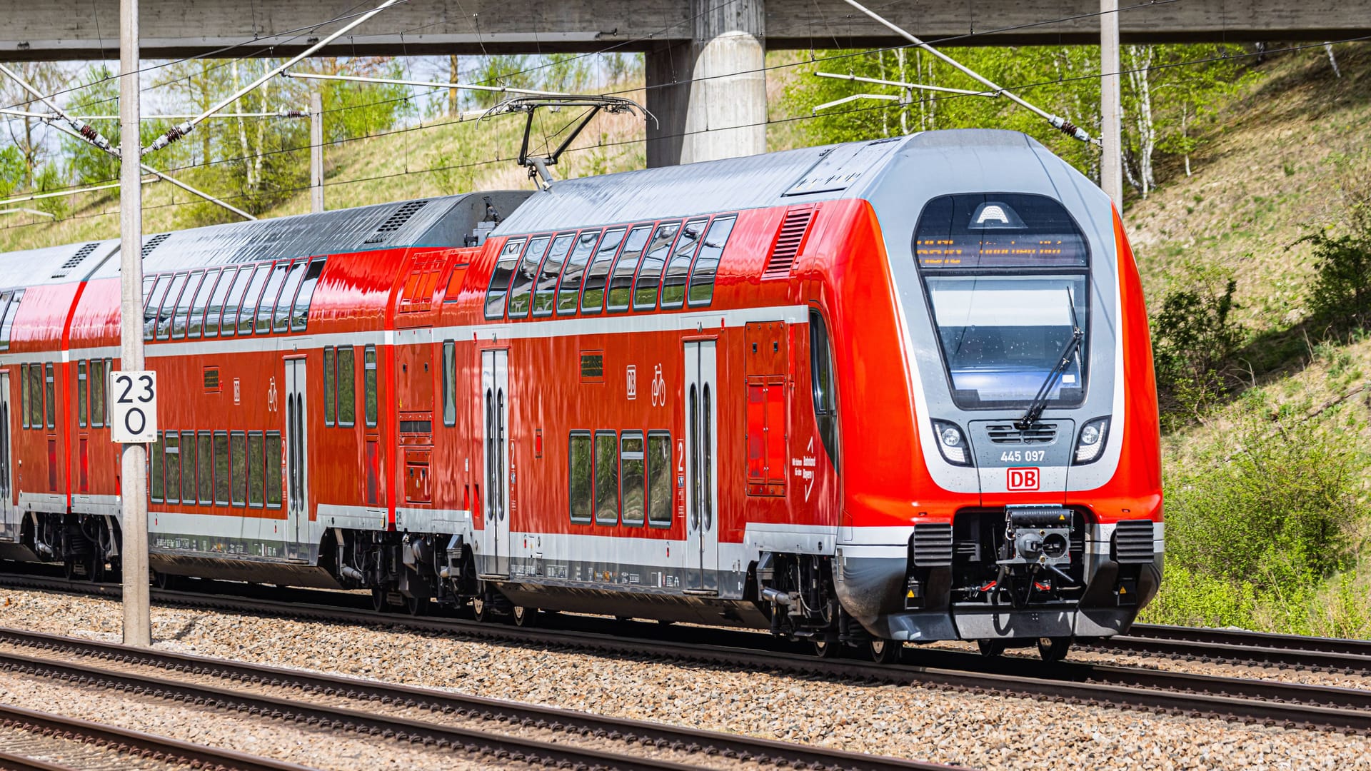 Ein Zug der Linie RE1 (Archivbild): Die Strecke verbindet Nürnberg mit München.