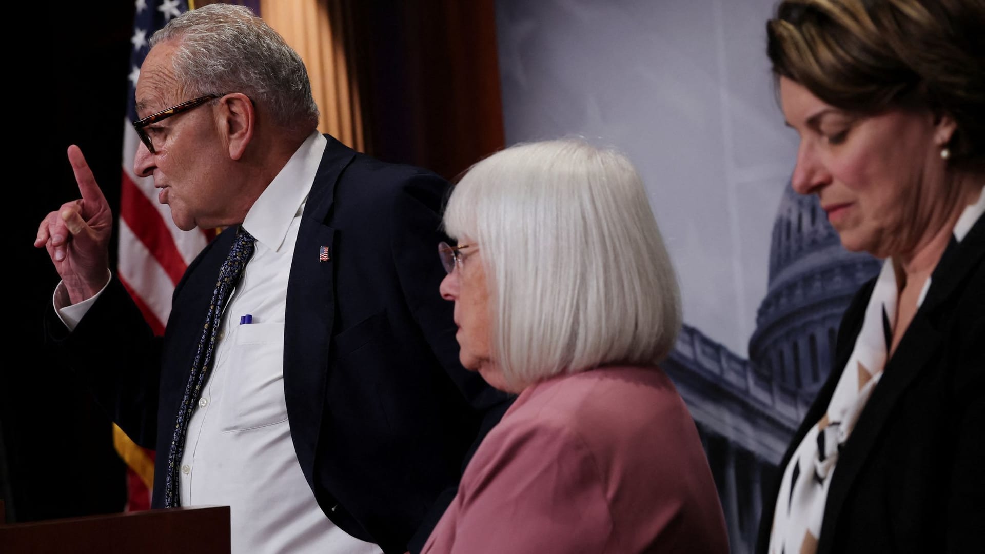 Der Minderheitsführer im US-Senat, Chuck Schumer (l.), steht unter großen Druck, auch der eigenen Partei.