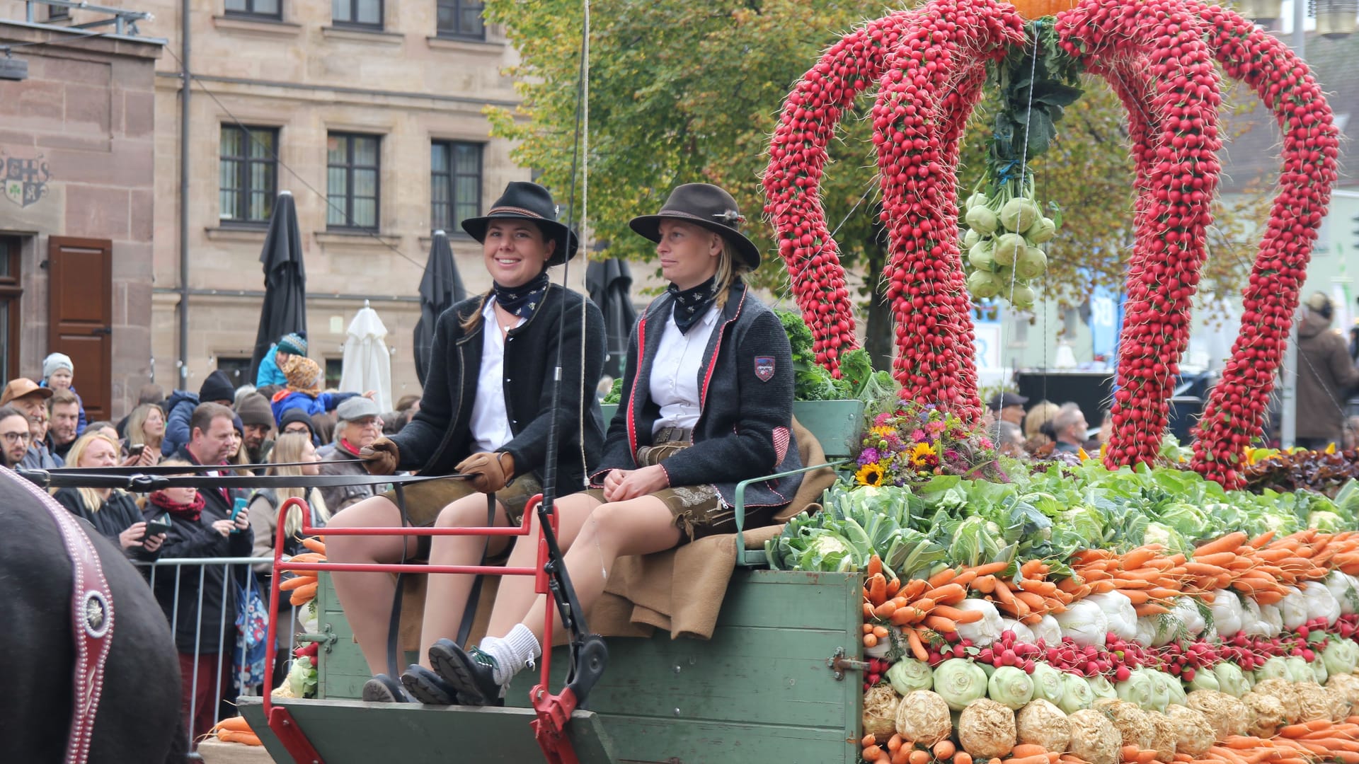 Festumzug zu Erntedank in Fürth (Archivbild): Auch das Fernsehen ist vor Ort. Festumzug zu Erntedank in Fürth (Archivbild): Auch das Fernsehen ist vor Ort.