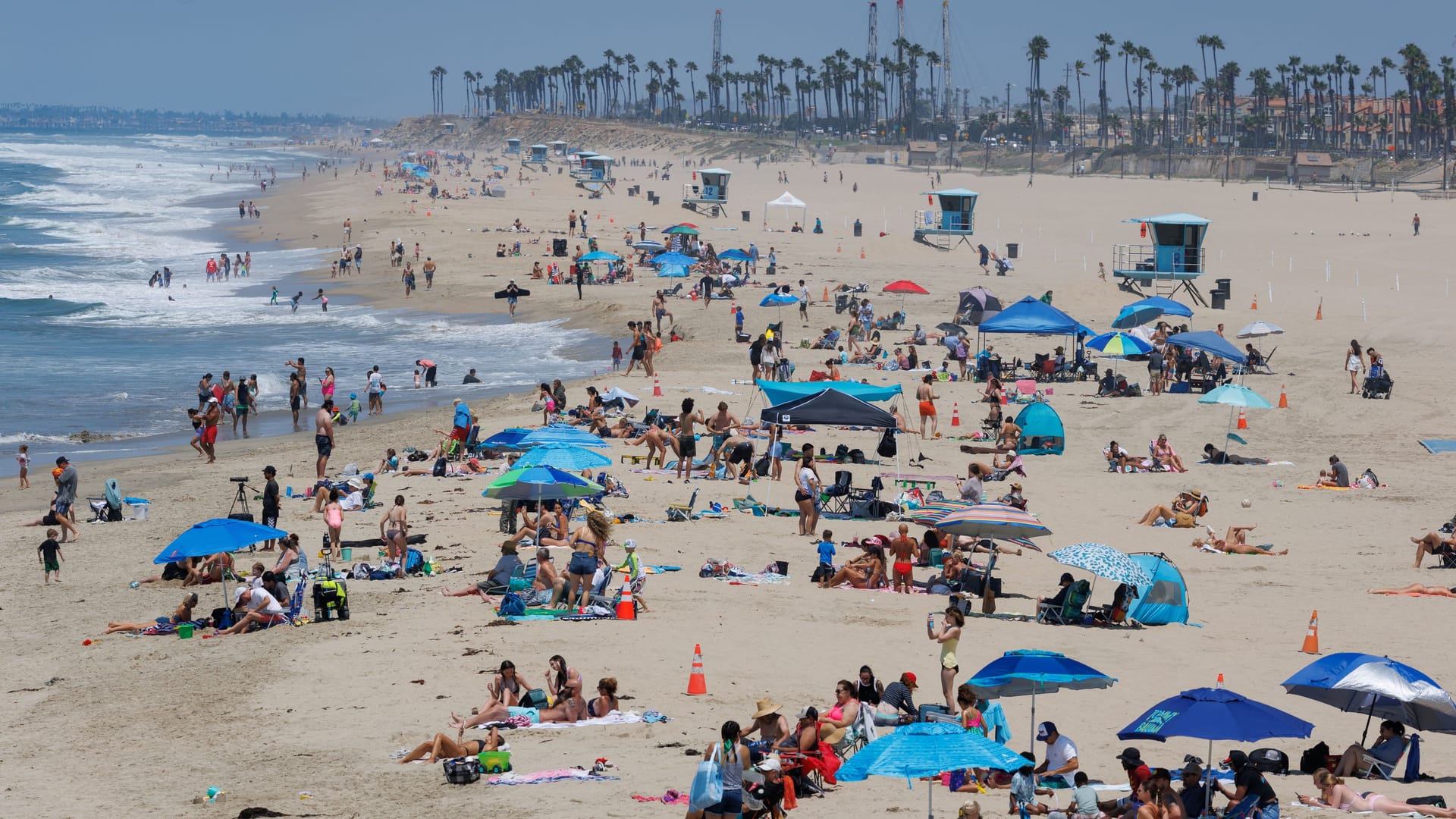Der Huntington Beach südlich von Los Angeles. Ein Hubschrauber stürzte nahe der Badenden ab. Der Huntington Beach südlich von Los Angeles. Ein Hubschrauber stürzte nahe der Badenden ab.