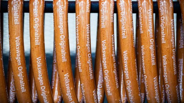 Die Volkswagen-Currywurst: Volkswagen Service Factory präsentiert die VW-Currywurst mit Ketchup für die Mikrowelle. Die Volkswagen-Currywurst: Volkswagen Service Factory präsentiert die VW-Currywurst mit Ketchup für die Mikrowelle.