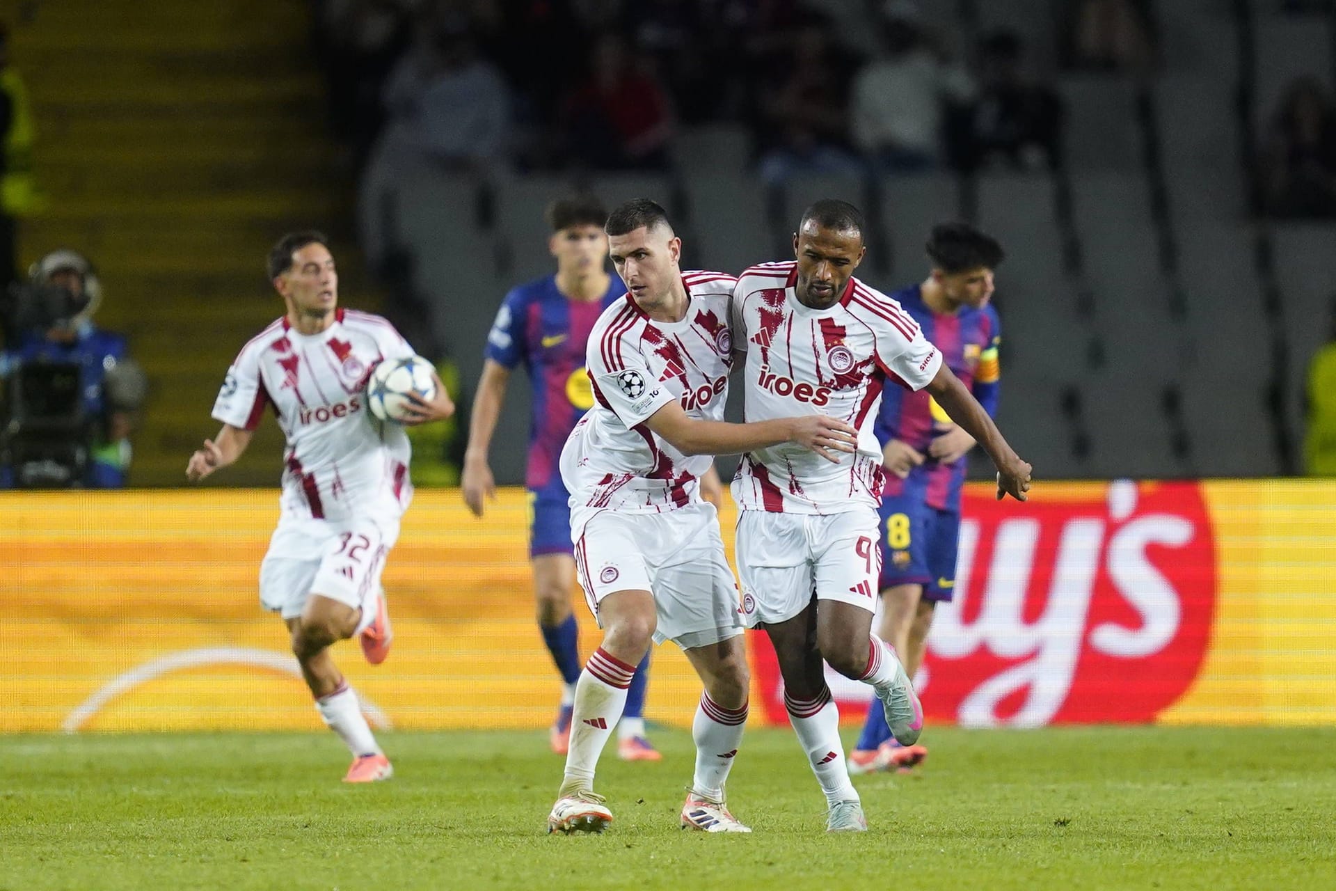 Ayoub El Kaabi (r.) verkürzte gegen Barça vom Punkt. Ayoub El Kaabi (r.) verkürzte gegen Barça vom Punkt.