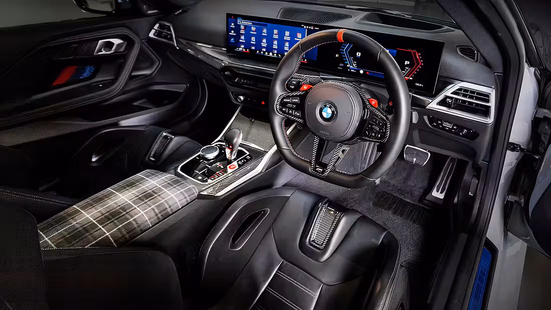 Historie und Hightech: Die Armlehnen mit Karostoff erinnern an das Original, Carbon unterstreicht die Exklusivität.