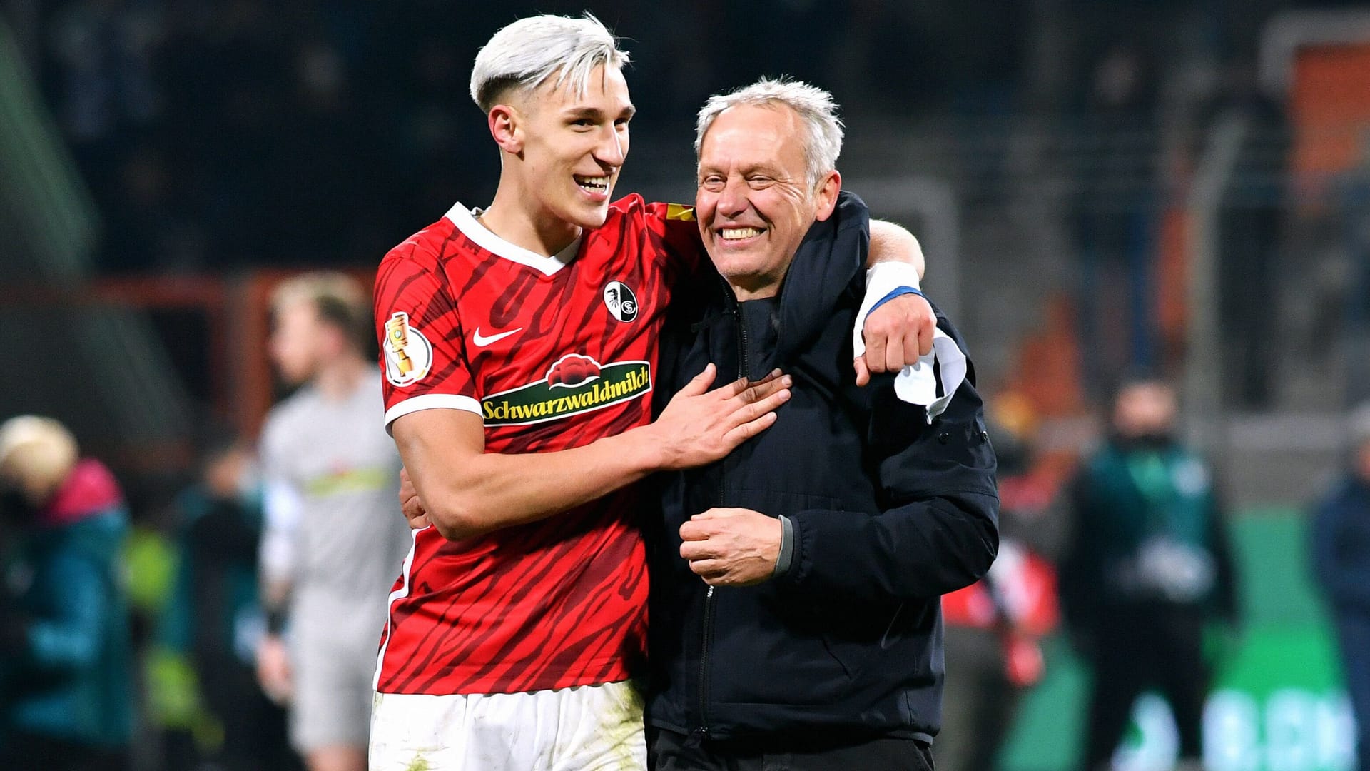 Schlotterbeck (li.) mit Christian Streich: Unter dem damaligen Freiburger Trainer schaffte der Verteidiger den Durchbruch. Schlotterbeck (li.) mit Christian Streich: Unter dem damaligen Freiburger Trainer schaffte der Verteidiger den Durchbruch.