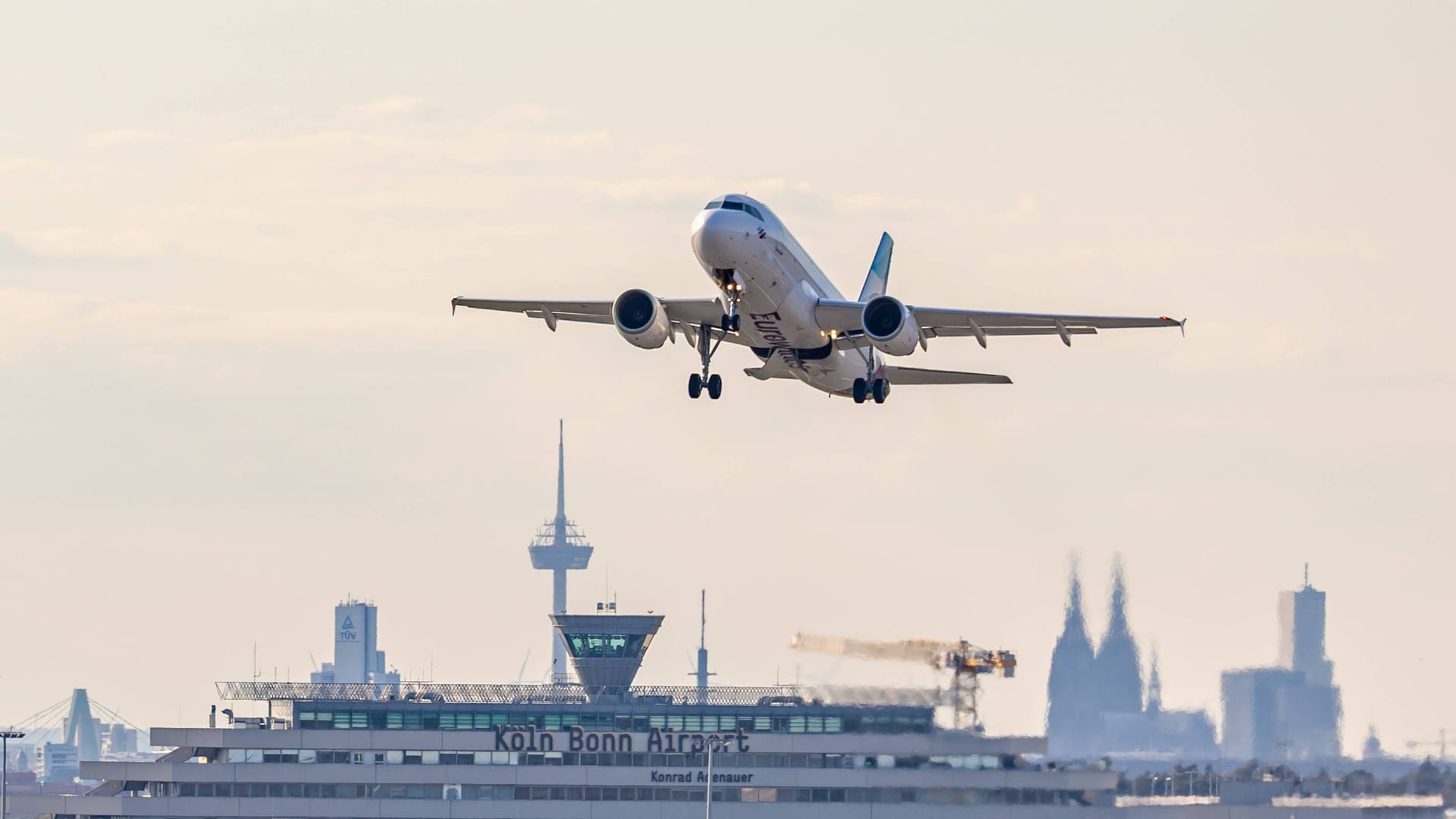 Flugzeug am Flughafen Köln/Bonn (Symbolfoto): Am Donnerstagabend kam es dort zu einer Festnahme. Flugzeug am Flughafen Köln/Bonn (Symbolfoto): Am Donnerstagabend kam es dort zu einer Festnahme.