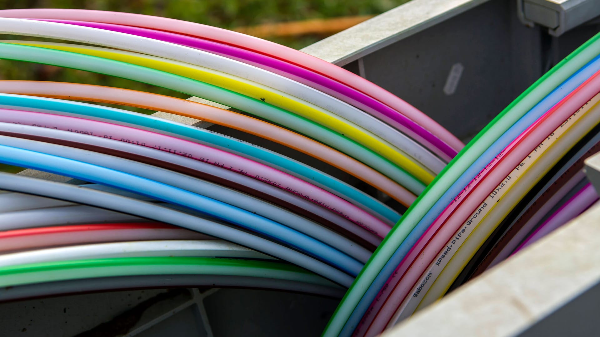 Glasfaserkabel in einem Schacht (Symbolfoto): Eine Kölner Firma ist in die Insolvenz gerutscht. Glasfaserkabel in einem Schacht (Symbolfoto): Eine Kölner Firma ist in die Insolvenz gerutscht.