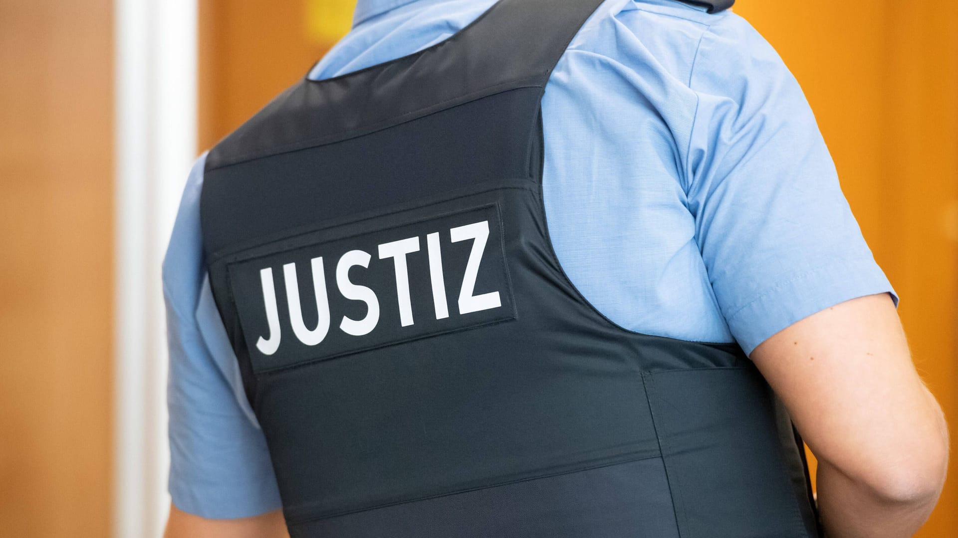 Ein Justizbeamter im Frankfurter Landgericht (Archivbild): Das Urteil ist noch nicht rechtskräftig.