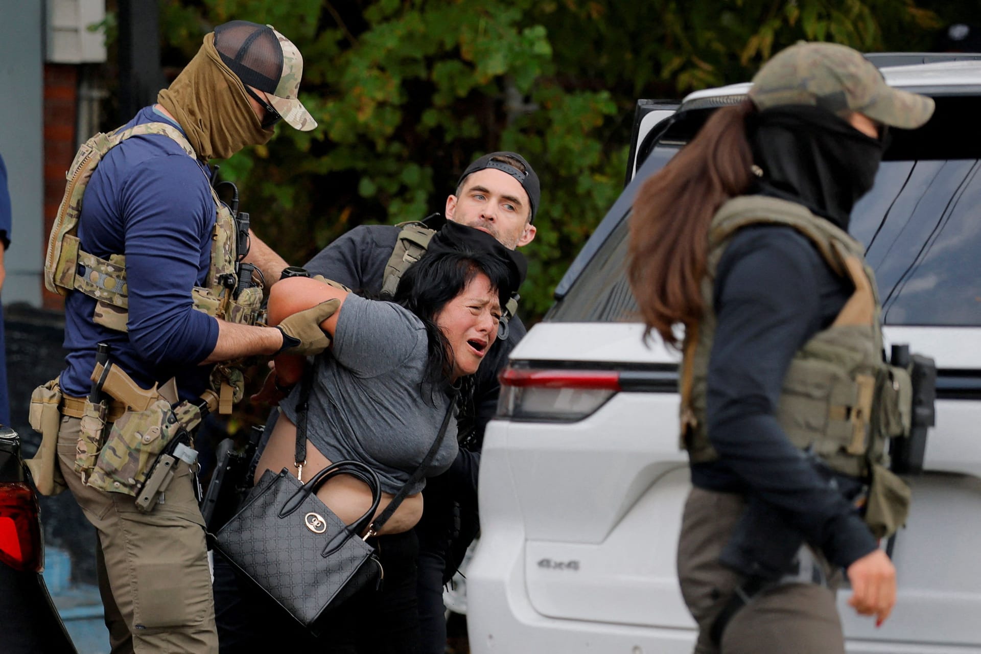 Eine Frau wird im September in der Stadt Chelsea, Massachusetts, von Bundesbeamten festgenommen und abgeführt (Archivbild). Eine Frau wird im September in der Stadt Chelsea, Massachusetts, von Bundesbeamten festgenommen und abgeführt (Archivbild).