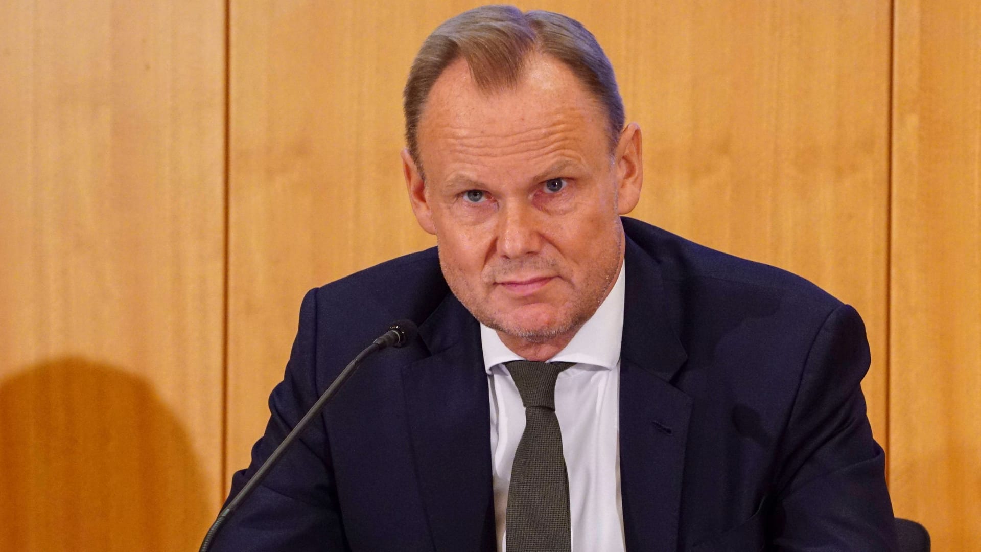 Andy Grote auf einer Pressekonferenz (Archivbild): Auch der Innensenator hat sich in einem Wahlaufruf für ein "Nein" zu den Volksentscheiden positioniert. Andy Grote auf einer Pressekonferenz (Archivbild): Auch der Innensenator hat sich in einem Wahlaufruf für ein "Nein" zu den Volksentscheiden positioniert.