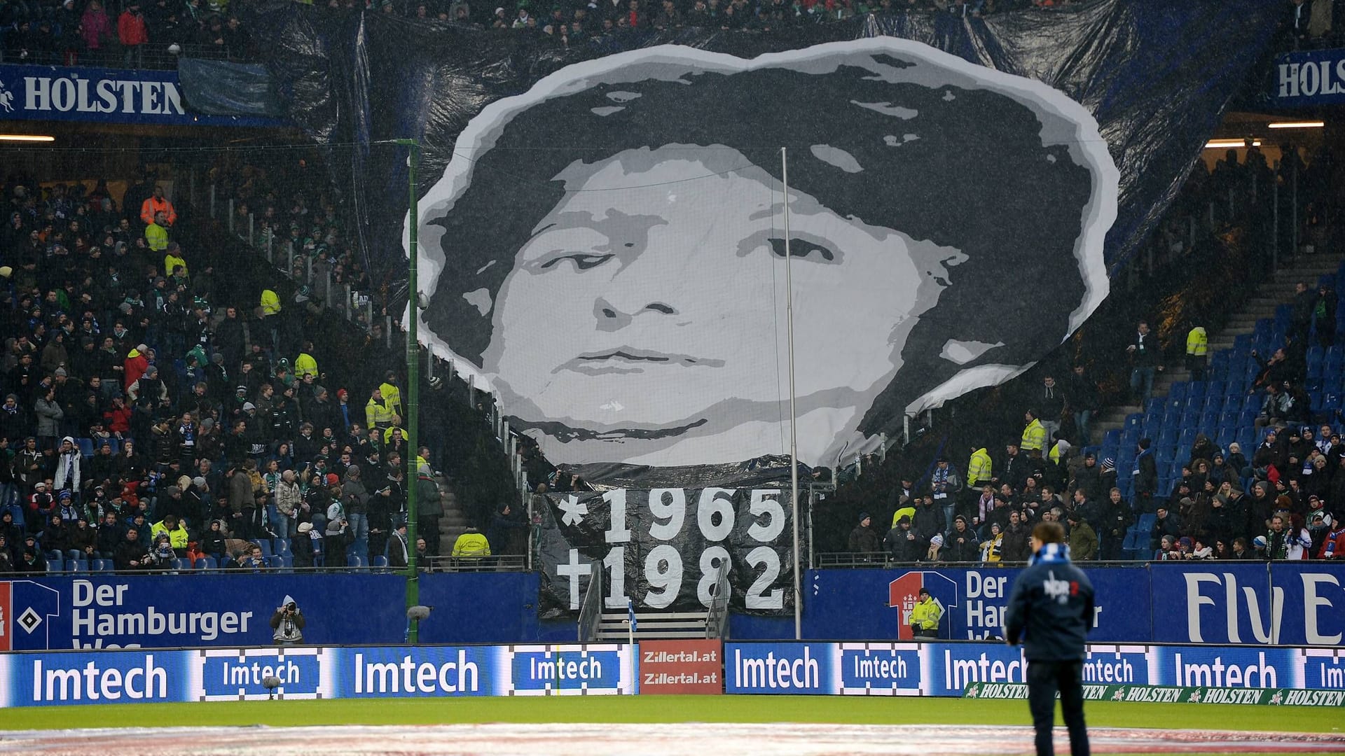 Eine Choreo zeigt Adrian Maleika (Archivbild): Im Januar 2013 erinnerten die Werder-Fans im Volksparkstadion an den getöteten 16-Jährigen. Eine Choreo zeigt Adrian Maleika (Archivbild): Im Januar 2013 erinnerten die Werder-Fans im Volksparkstadion an den getöteten 16-Jährigen.