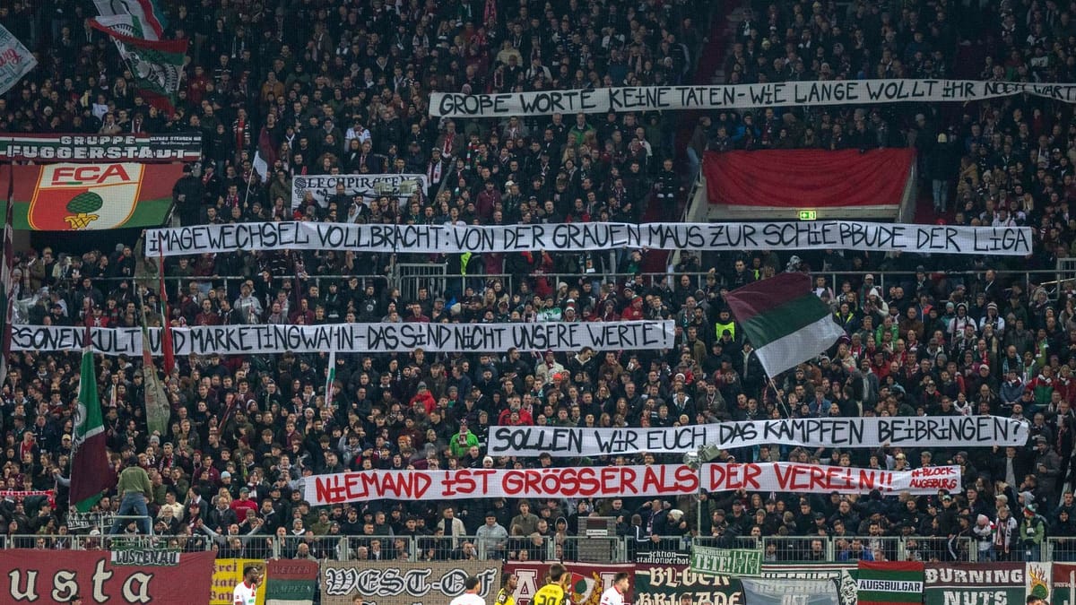 Bundesliga: Augsburg-Fans mit Protest beim BVB-Spiel