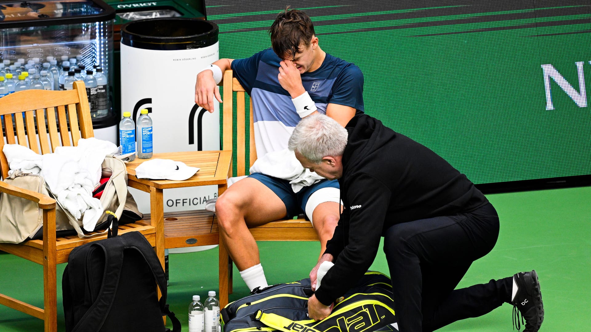 Völlig aufgelöst: Holger Rune wird behandelt und vergießt dabei bittere Tränen.