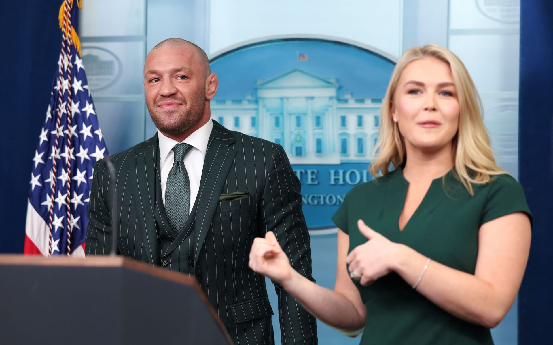 Stolzer Gast: McGregor mit Trump-Sprecherin Karoline Leavitt im Weißen Haus.