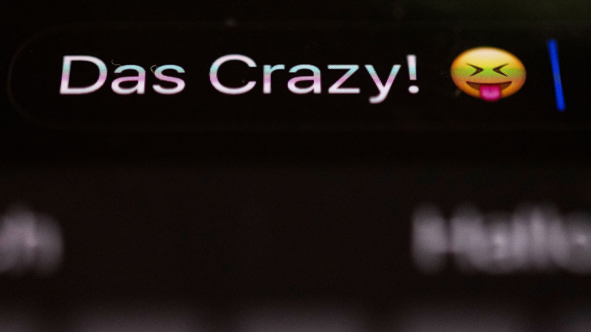 Die Worte „Das Crazy!“ sind auf dem Display eines Smartphones zu sehen. Die Worte „Das Crazy!“ sind auf dem Display eines Smartphones zu sehen.
