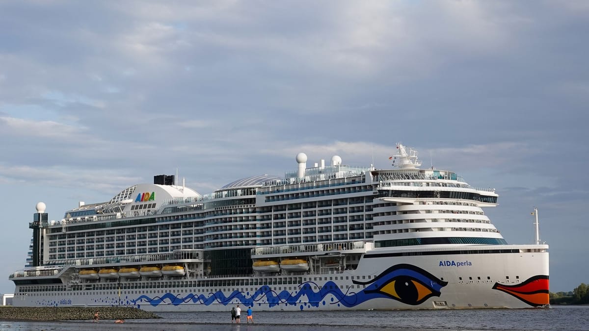 Hamburg: Kreuzfahrtschiff "Aida Perla" nach Sturmflut wieder unterwegs
