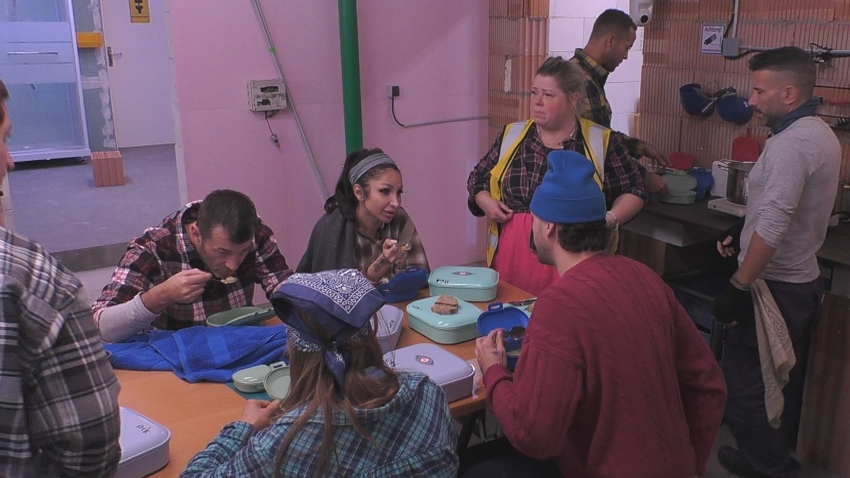 "Promi Big Brother": Seit Samstag sitzen 15 Stars im TV-Container. "Promi Big Brother": Seit Samstag sitzen 15 Stars im TV-Container.