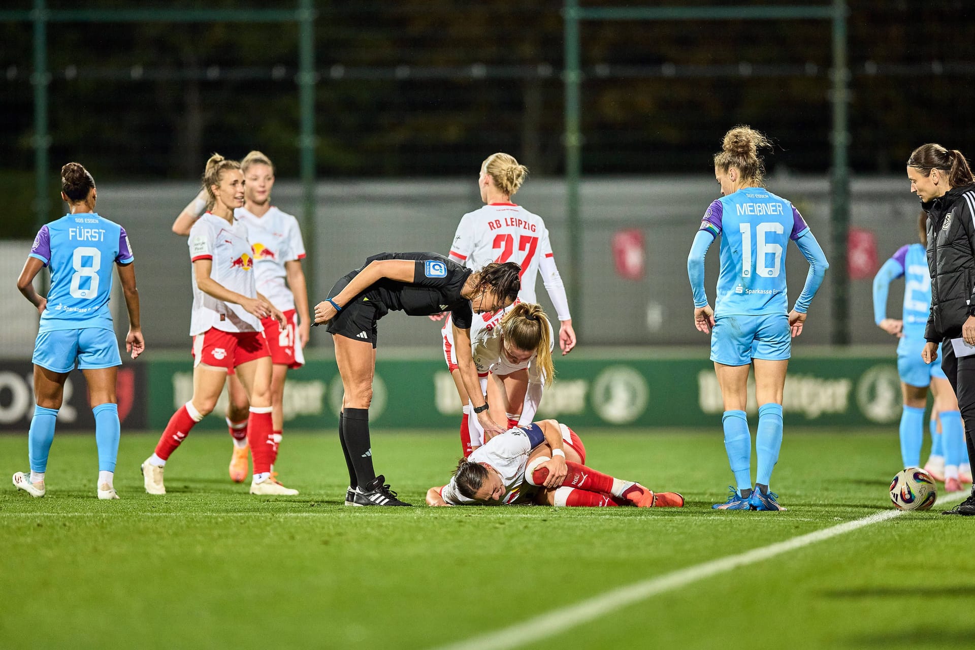 Giovanna Hoffmann blieb nach einem Zweikampf liegen.