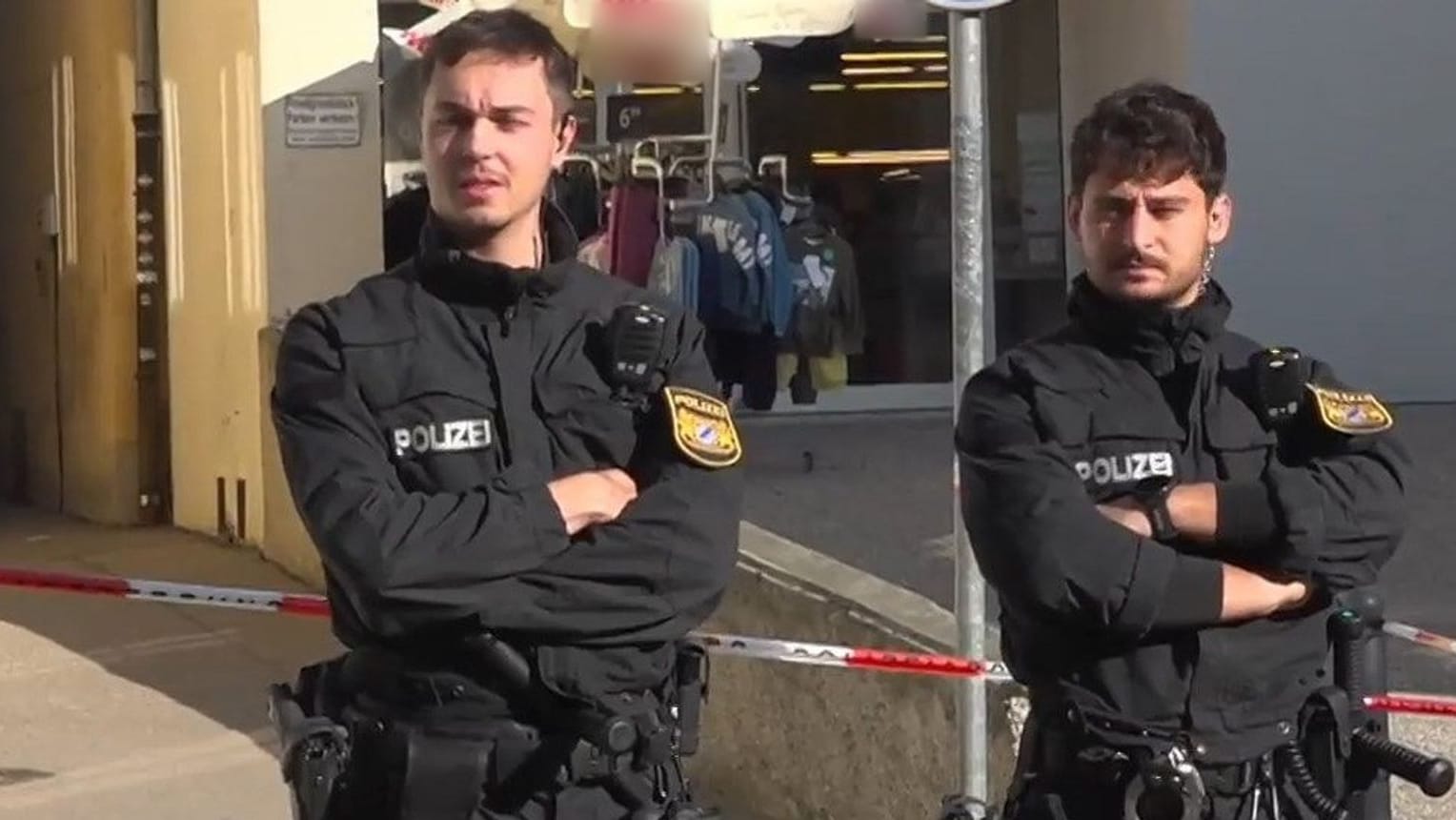 Bayern, Friedberg (Archivbild): Zwei Polizisten sind in der Nähe einer Schule im Einsatz und sperren einen Zugang. Bayern, Friedberg (Archivbild): Zwei Polizisten sind in der Nähe einer Schule im Einsatz und sperren einen Zugang.