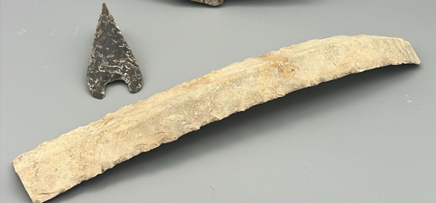 Feuersteinpfeilspitze und Klinge: Spektakulärer Dolmenfund in Andalusien begeistert Forscher. Feuersteinpfeilspitze und Klinge: Spektakulärer Dolmenfund in Andalusien begeistert Forscher.