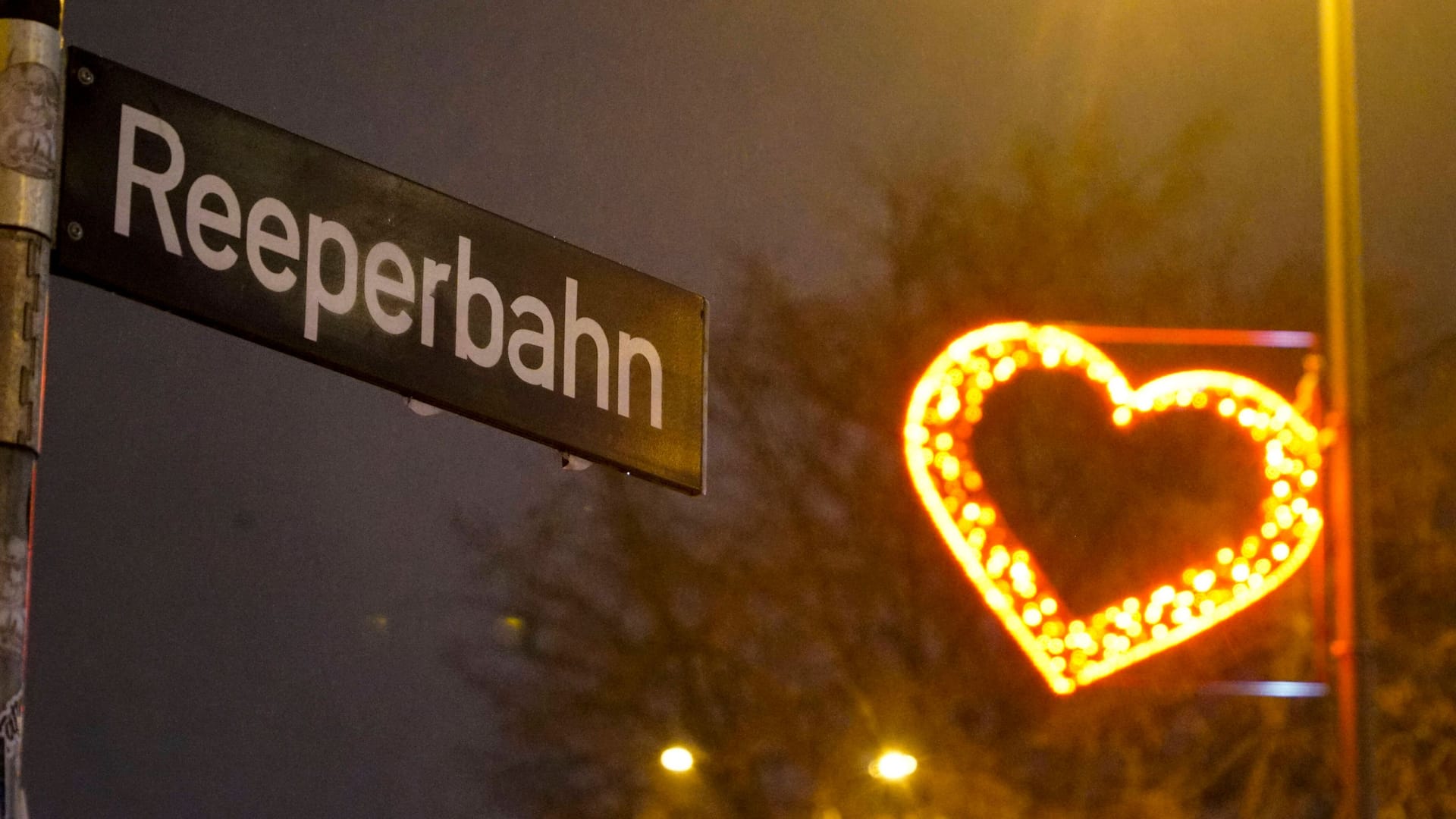 Rote Herzen erleuchten die Reeperbahn (Symbolbild): Walter Wigand lebte mehr als 30 Jahre auf St. Pauli und arbeitete in verschiedenen künstlerischen Bereichen.