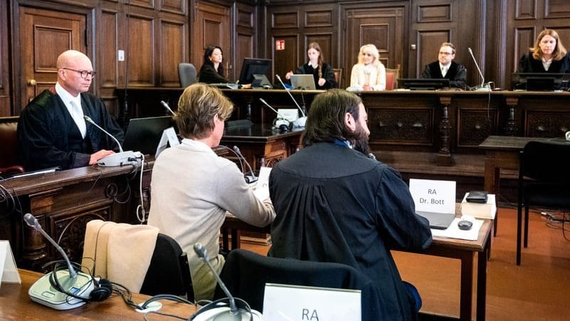 Christina Block (M.l.) sitzt im Landgericht im Prozess wegen mutmaßlicher Kindesentführung im Gerichtssaal neben ihrem Anwalt Ingo Bott (M.r.): Am Mittwoch geht der Prozess um 9.30 Uhr weiter. Christina Block (M.l.) sitzt im Landgericht im Prozess wegen mutmaßlicher Kindesentführung im Gerichtssaal neben ihrem Anwalt Ingo Bott (M.r.): Am Mittwoch geht der Prozess um 9.30 Uhr weiter.