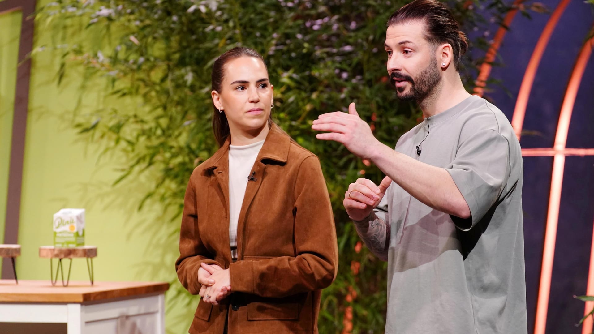 Sara und Marvin Plattenhardt: Der Ex-Fußballprofi präsentierte gemeinsam mit seiner Frau bei der "Höhle der Löwen" die Pistazienmilch Pinù. Sara und Marvin Plattenhardt: Der Ex-Fußballprofi präsentierte gemeinsam mit seiner Frau bei der "Höhle der Löwen" die Pistazienmilch Pinù.