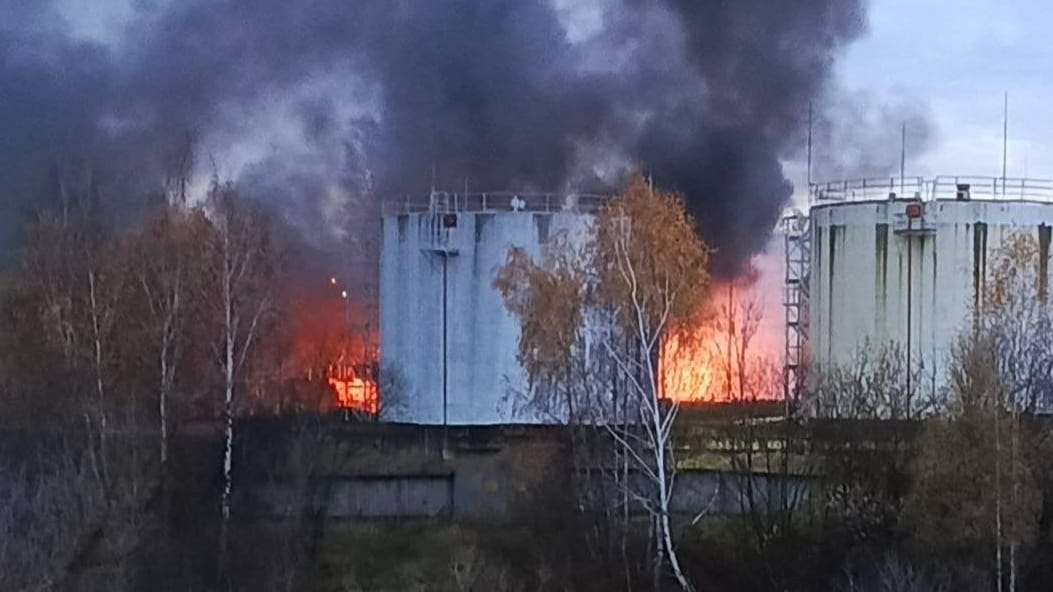 Eine brennende Ölraffinerie bei Moskau: In der Nacht griff die Ukraine die russische Hauptstadt an.