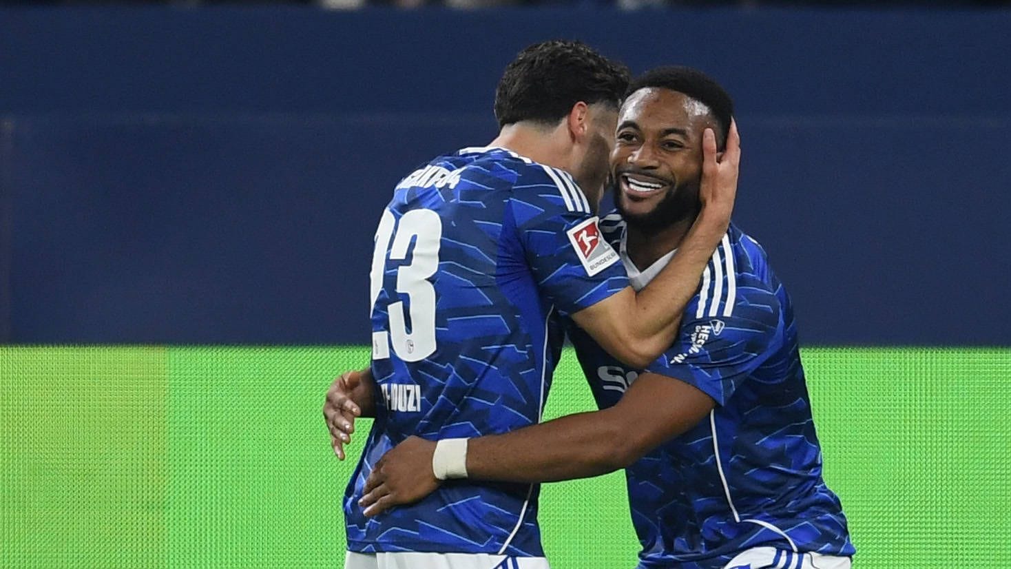 Jubel bei Moussa Sylla (rechts): Er schoss den FC Schalke an die Tabellenspitze.